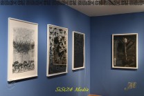 Gerahmte grafische Arbeiten im blau gestrichenen Ausstellungsraum. (Bild: Stefan Siedler)